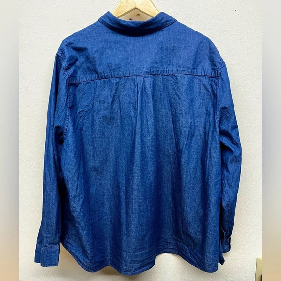 Like New Disney Denim Shirt Mickey Minnie Embroidered Ice Skating 2X - Picture 2 of 9